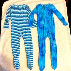 Set of zippered footie pajamas